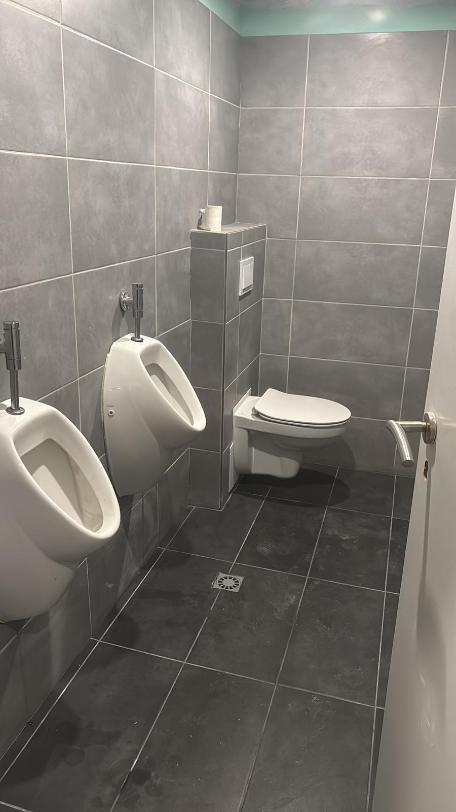 Badezimmer nach der Renovierung - modernes Finish