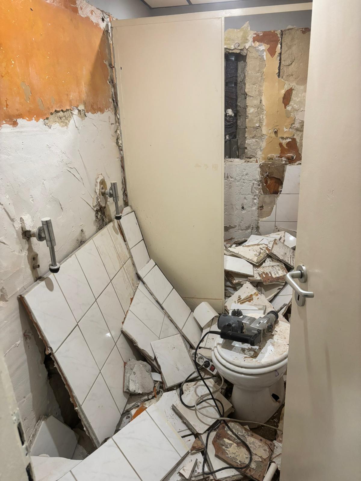 Badezimmer vor der Renovierung - Bauzustand